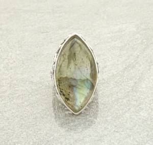 Bague en argent sterling avec labradorite verte, style filigrane, chic bohème, bijou unique et tendance pour femme - Product Image 1