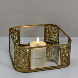 Bandeja rectangular de metal y vidrio estilo marroquí con paneles de vidrio y diseño de recortes intrincados para decoración de mesa - Product Image 1