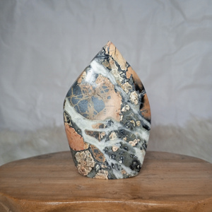 Venta al por mayor 8-10 cm Natural Indonesia Maligano Jasper llama forma piedras preciosas artesanía de alta calidad curación cristal pulido - Product Image 1