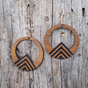 Pendientes Circulares de Madera con Incrustaciones Geométricas y Cierre de Gancho Dorado - Product Image 1