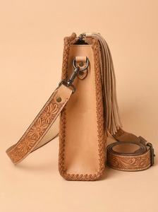 Sac messager pour femme en cuir véritable fait main, avec motif floral embossé et pompon, style vintage western - Product Image 2