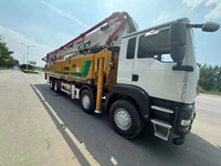 Pompe à béton diesel d'occasion fiable montée sur camion avec une portée verticale de 62 m et une production de 170 m³/h pour les projets de construction de bâtiments de grande hauteur