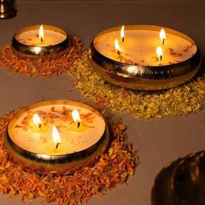 Support de bougie chauffe-plat Urli en métal doré martelé fait main avec couvercle, création artistique universelle à triple mèche pour la décoration intérieure et la table festive - Product Image 4