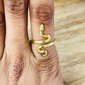 Anillo de Serpiente de Alta Demanda, Anillo Gótico de Latón para Mujer, Chapado en Oro de 18k, Joyería Minimalista con Diseño de Animal, Anillo de Serpiente Vintage al por Mayor - Product Image 2