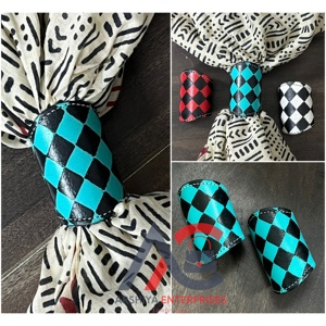 Porta Bufandas de Cuero Vacuno Genuino con Diseño Bohemio Occidental, Cuadros Turquesa y Grabado a Mano, para Vaqueras - Product Image 1