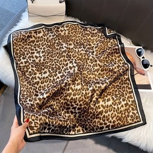 ผ้าพันคอไหมมัลเบอร์รี่ซาตินหรูหรา ลายดอกไม้ขนาดใหญ่ ผ้าคลุมศีรษะ - Product Image 3