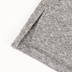 Camiseta de Manga Larga Gris Premium para Mujer – Tejido Jacquard, Estilo Casual Moderno |   Logotipo Personalizado, Fabricante de Camboya - Product Image 5