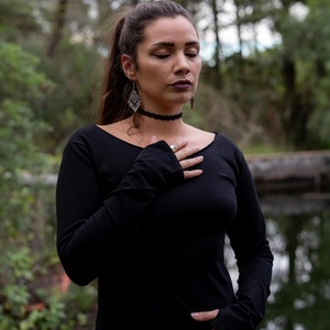 เสื้อท่อนบนแขนยาวพร้อมชายเสื้อแบบอสมมาตร เหมาะสำหรับใส่ไปงานเทศกาล สไตล์โบโฮแฟนตาซี น้ำหนักเบาและสวมใส่สบาย - Product Image 2