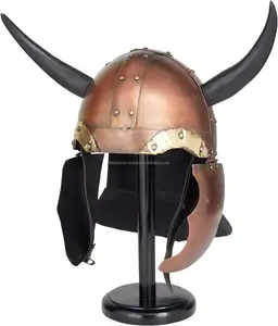Handgemaakte 18 Gauge Stalen Koperen Middeleeuwse Ridder Viking Hoornhelm Met Zwarte Houten Standaard
