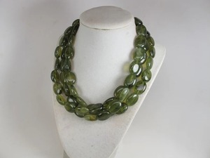 Collier moderne en résine fait main pour femme, pendentif bouclier tendance, chaîne de perles décontractée pour soirée, cadeau parfait pour un anniversaire, idéal pour toutes les tenues - Product Image 1