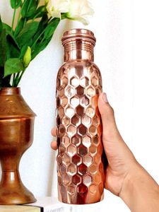Botella de cobre que aborda los problemas ecológicos con una bebida reutilizable y sostenible que promueve el consumo responsable - Product Image 3