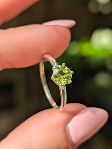 Anillo solitario de peridoto redondo, peridoto natural, plata de ley 925, chapado en oro de 14 quilates, joyería de piedra de nacimiento, regalo para mujer - Product Image 3