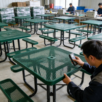 Table de pique-nique ronde en acier expansé de 46 pouces avec banc, mobilier d'extérieur pour restaurant, table et chaises en métal