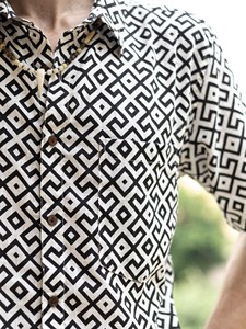 เสื้อเชิ้ตแขนสั้นผ้าฝ้ายทำมือสำหรับผู้ชาย ลายพิมพ์บล็อกแบบดั้งเดิม ลายเรขาคณิต เสื้อเชิ้ตสไตล์โบฮีเมียนติดกระดุมลำลองสำหรับผู้ชาย - Product Image 5