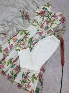 Robe élégante en faux georgette à motifs floraux avec travail de miroirs et pierres et dupatta en organza - Product Image 6