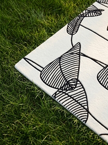Alfombra de Lana de Alta Calidad con Mechones, Estilo Tufted |   Alfombra Botánica Contemporánea en Blanco y Negro con Diseño de Hojas Tropicales - Product Image 6