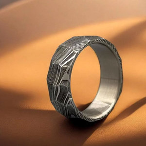 Bague de mode en acier Damas, bijou en acier superposé fait main avec finition lisse et confortable, bague de fiançailles en acier Damas - Product Image 1