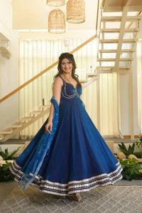 Conjunto de Vestido y Pantalón de Diseñador en Tela Premium con Detalles Elegantes para Mujer, Ropa Étnica para Fiestas, Colección de Moda Festiva - Product Image 3