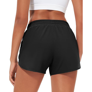 Shorts de sport pour femmes noires en polyester respirant, avec ourlet incurvé, taille haute, pour l'entraînement et le yoga - Product Image 2