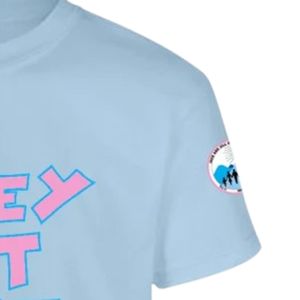 เสื้อยืดแขนสั้นลายกราฟิกสีฟ้าสำหรับวัยรุ่น ลายพิมพ์ตัวอักษรสีชมพูเข้ม "They Not Like Us" คอกลม สไตล์ลำลอง แฟชั่นวัยรุ่น ใส่ได้ทุกวัน - Product Image 2