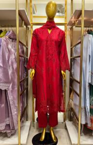 Ensemble brodé chikankari en coton premium de la collection Ssumaira avec un élégant travail de découpe. - Product Image 1