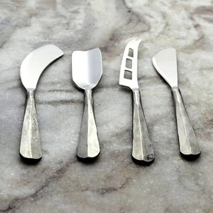 Elegante juego de cuchillos para queso de metal que realza los momentos gastronómicos, con un diseño que combina practicidad y arte. - Product Image 3
