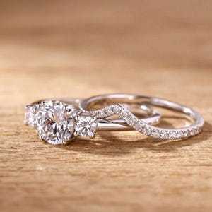 Bague de fiançailles en or massif plaqué 10K 14K 18K avec diamant de laboratoire rond VVS certifié IGI pour femmes - Product Image 4
