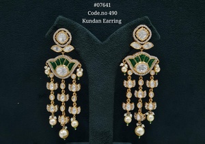 Boucles d'oreilles pendantes Kundan 07641, style victorien, plaquées, avec pierres vertes et perles, bijoux pour femmes, pour les fêtes et les mariages - Product Image 4