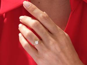 Precioso Anillo de Compromiso con Diamante Solitario Corte Princesa de 1.01CT VS1 Cultivado en Laboratorio con Oro de 18K, Regalo de Lujo para Novios - Product Image 3