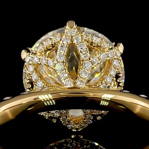 Anillo de compromiso con diamante cultivado en laboratorio de 4 quilates, corte brillante redondo, certificado por IGI, oro amarillo de 14K, 6 puntas, VVS1, banda pavé de moissanita - Product Image 4