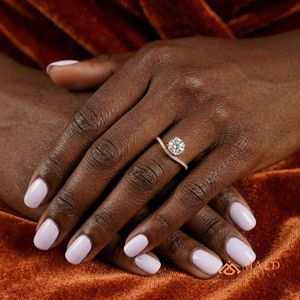 แหวนหมั้นเพชรโมอิสซาไนต์ทรงกลมเจียระไนแบบบริลเลียนท์ ทองคำ 14K โรสโกลด์ พร้อมวงแหวนแต่งงานแบบโค้งประดับเพชร ของขวัญเครื่องประดับเจ้าสาวสุดหรูสำหรับงานปาร์ตี้ - Product Image 5
