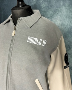 Veste de baseball unisexe personnalisée OEM en cuir gris beige avec fermeture éclair, broderie en tissu éponge, style universitaire - Product Image 3