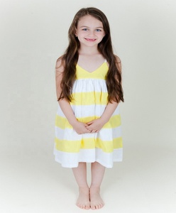 Robe longue d'été Double couleur à rayures jaunes et blanches, superbe, couleur Double, avec grand nœud papillon blanc dans le dos, bretelles d'épaule réglables - Product Image 1