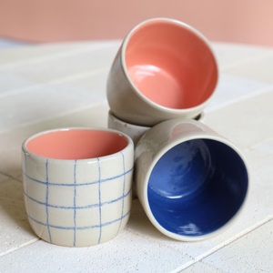 Taza de Cerámica Hecha a Mano con Patrón Artístico en Rejilla, Interior Brillante, Apilable, Diseño que Ahorra Espacio para Amantes del Café Moderno - Product Image 2
