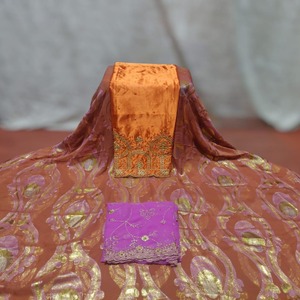 Robe en tissu jacquard de chiffon Fransawi somalien exclusif, motif abstrait, couleur or rose, travail de paillettes, tradition intemporelle - Product Image 1