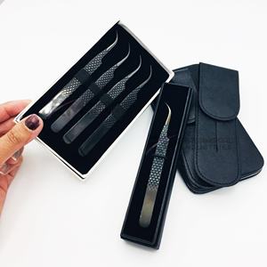 Boîte d'emballage noire RMI et pince à cils en plasma noir brillant à pointe incurvée avec poignée diamantée - Product Image 3