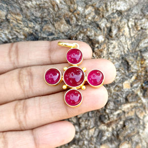 Colgante Clásico de Cruz con Cabujón de Rubí y Jade, Bañado en Oro de 18K, Conector de Latón para Collar, Suministro para Fabricación de Joyería Espiritual Católica - Product Image 3