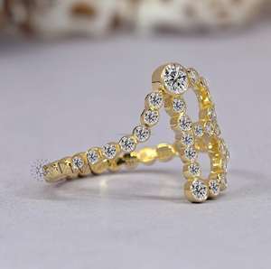 Anillo de Compromiso Personalizado con Letra B, Anillo de Diamantes con Moissanita Engastada en Bisel, Regalo de Aniversario o Boda para Novia - Product Image 4