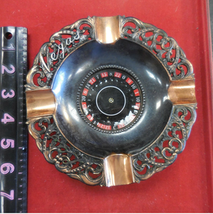 Cendrier en métal doré à motifs de dragon complexes, avec base trépied, disponible à prix de gros. - Product Image 3