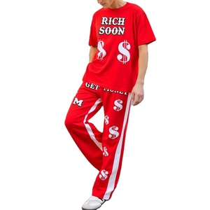 Traje urbano de dos piezas con gráfico de dinero rojo personalizado para hombre al por mayor con Camiseta con estampado de letras llamativas y pantalones de Jogger acampanados con rayas laterales - Product Image 1