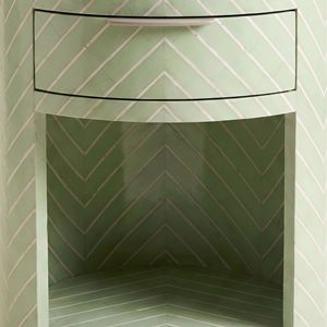 Mesa de Noche de Lujo con Incrustaciones de Hueso y Rayas Chevron - Mesita de Noche Boho Chic Hecha a Mano para Diseño de Interiores y Muebles de Dormitorio - Product Image 5
