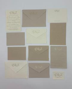 Elegantes sobres de papel con borde desflecado en colores pastel, con acabado hecho a mano, ideales para invitaciones y artículos de papelería de lujo. - Product Image 4