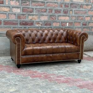Canapé Chesterfield classique vintage marron en cuir écologique, deux places, en forme de L, avec dossier capitonné, accoudoirs roulés, garniture cloutée, structure en bois - Product Image 2