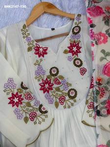 Kurti-Pantalón-Anarkali de Alta Calidad en Mal Chanderi con Bordado Multihilo y Trabajo Manual en el Yoke y las Mangas, Estampado, con Dupatta, Moda Femenina - Product Image 6