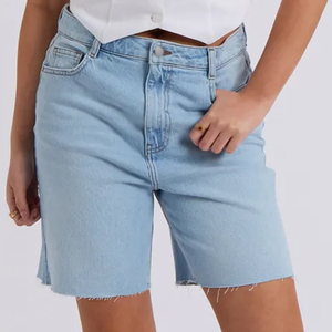 Shorts de mezclilla lavados al por mayor para mujer, shorts vintage descoloridos, informales de verano para uso diario, oferta de pedido al por mayor - Product Image 1