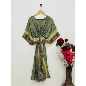 Caftán de Seda con Estampado Floral de Corte Holgado para Mujer, Cómodo para Usar como Traje de Baño o Salida de Playa - Product Image 2