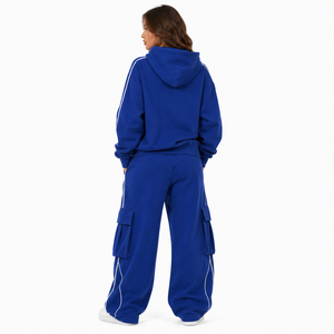 Ensemble de survêtement bleu pour femme avec sweat-shirt à poche et pantalon cargo large à empiècements, personnalisable avec logo, commande en gros - Product Image 2
