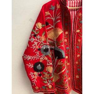 Veste rouge brodée à la main à motifs floraux pour femme, col mandarin, manches longues, style automne, manteau chic prairie - Product Image 3
