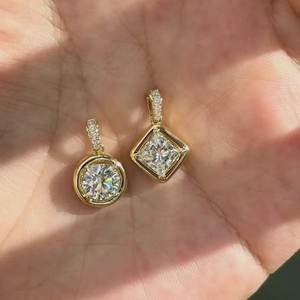 Colgante Solitario de Diamante de Corte Princesa y Redondo de 1.00CT Hecho a Mano, Cultivado en Laboratorio, Oro Sólido de 14K, para Regalo Nupcial o Fiestas de Boda - Product Image 1