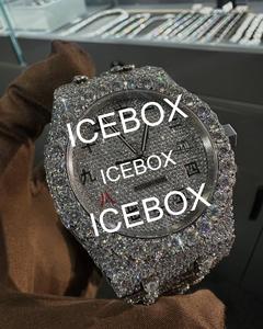 Montre numérique personnalisée avec boîtier rond serti de pierres, résistante à l'eau 10 bars, en acier inoxydable bicolore, verre Moissanite, bracelet et fermoir VVS - Product Image 2